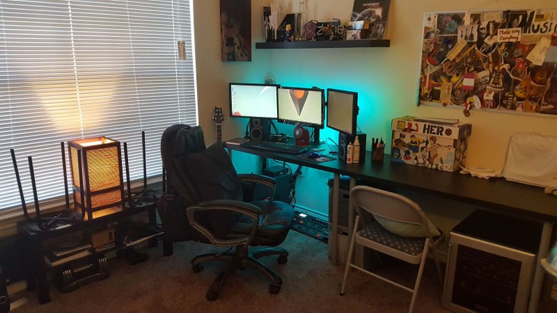 The No Man's Sky Triple Monitor Workspace