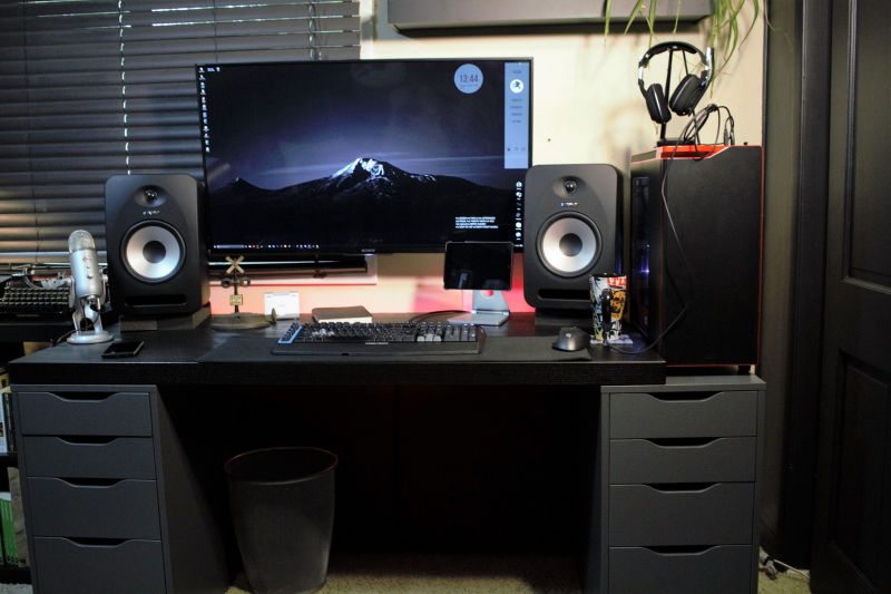 The Small-Space, Big Screen Workspace